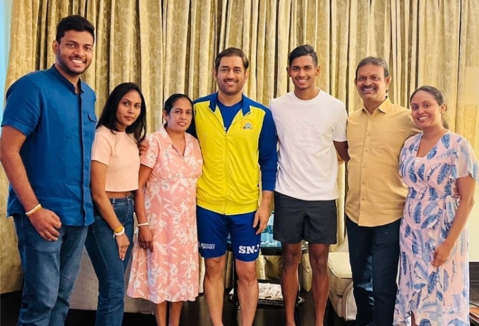 Matheesha Pathirana, Matheesha Pathirana family, Matheesha Pathirana meets ms dhoni, ms dhoni meets Matheesha Pathirana's family, chennai super kings, ipl 2023, ipl, indian premier league