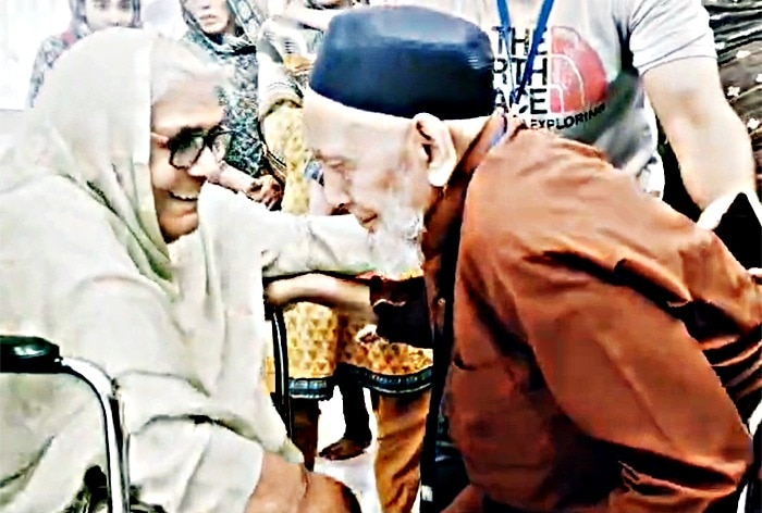 Separated During Partition, Siblings Reunite After 75 yrs At Kartarpur: Watch Video