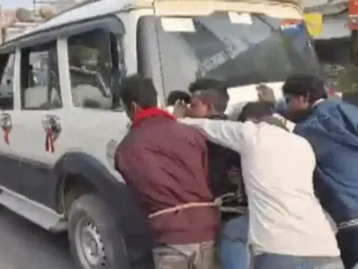 On Camera: Accused On Way To Court, Made To Push Bihar Police Vehicle After It Ran Out Of Fuel